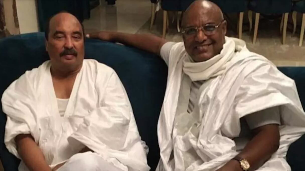 L’ex-président mauritanien (à gauche) Mohamed ould Abdel Aziz en compagnie de son avocat, Me Takioullah Eidda.
