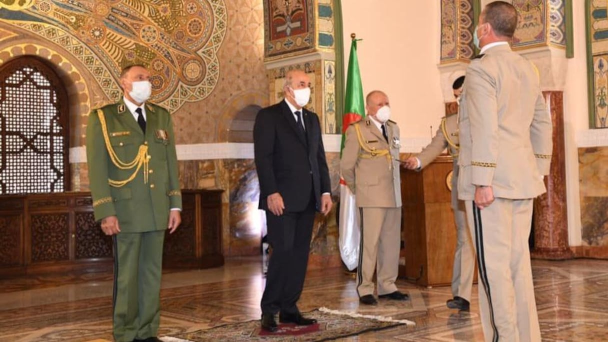 Le président Abdelmadjid Tebboune, entouré des généraux Chengriha (chef d'état-major de l'armée) et Benali (commandant de la garde présidentielle).