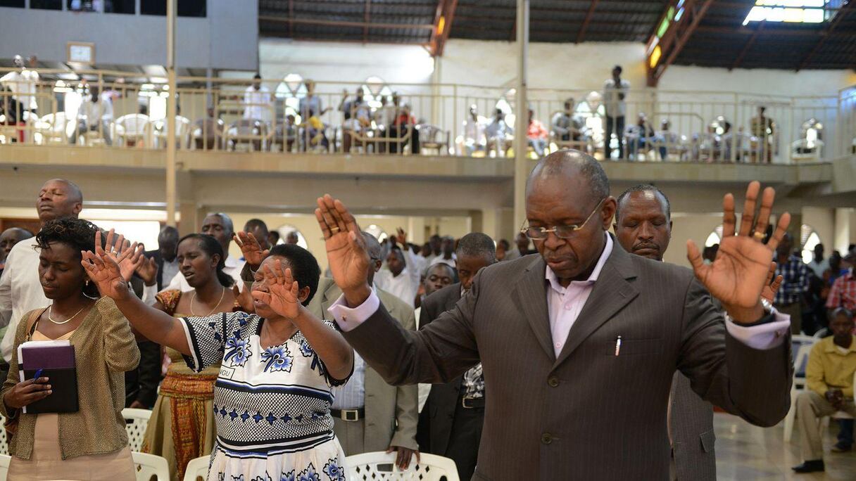 Des Rwandais prient dans une église de Kigali, le 6 avril 2014, la veille de la célébration de l'anniversaire du génocide.