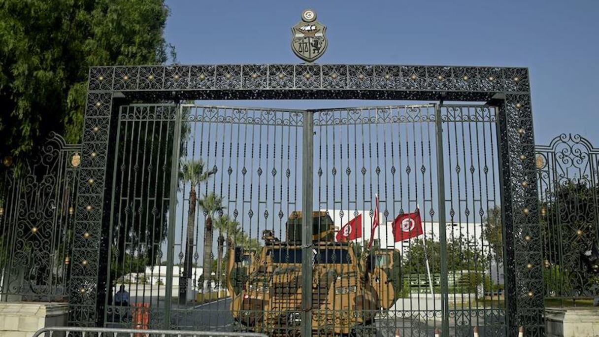 Le portail du Parlement tunisien barricadé le 26 juillet 2021 par l'armée tunisienne.
