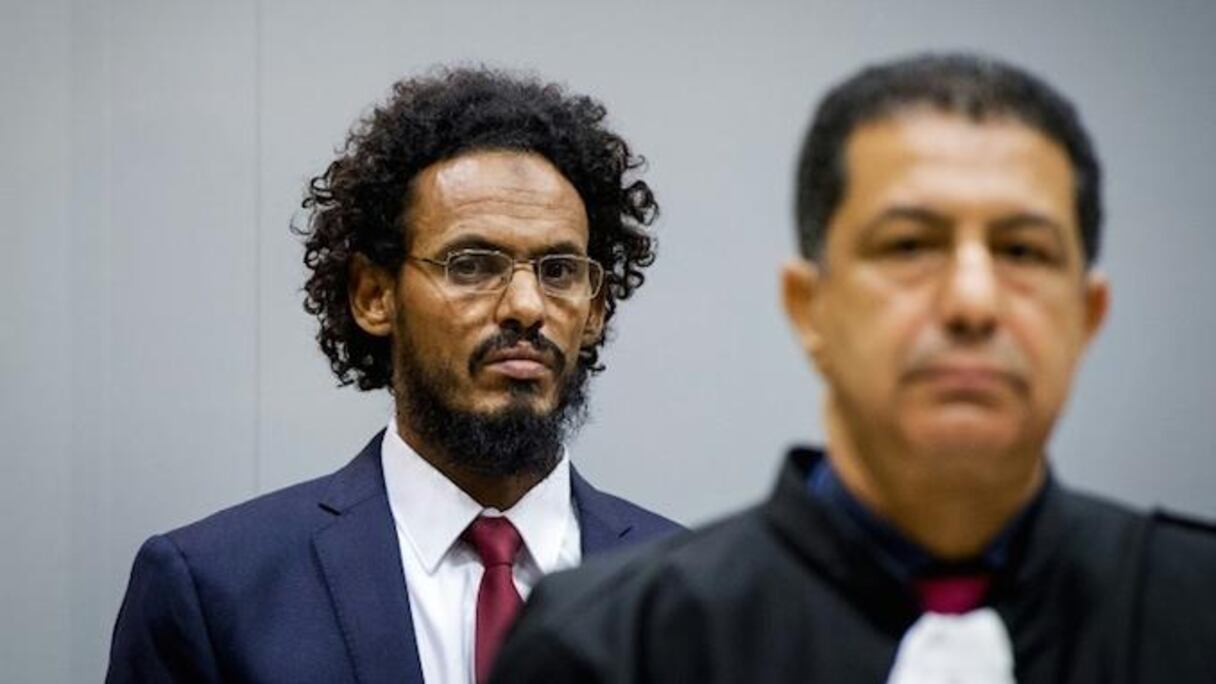 Le jihadiste malien Ahmad Faqi Al Mahdi (à g.) dans une salle d'audience de la CPI à La Haye le 30 septembre 2015.