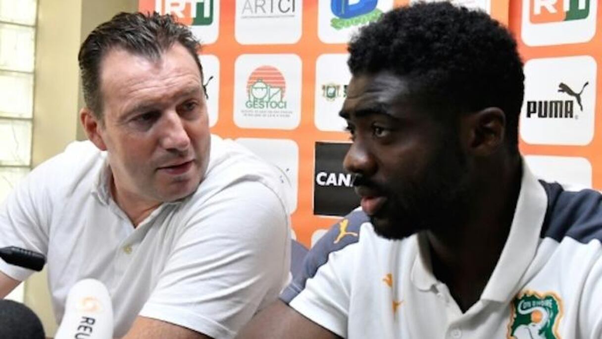 Le sélectionneur belge de la Côte d'Ivoire et l'un de ses adjoints Kolo Touré, le 7 novembre 2017 à Abidjan.