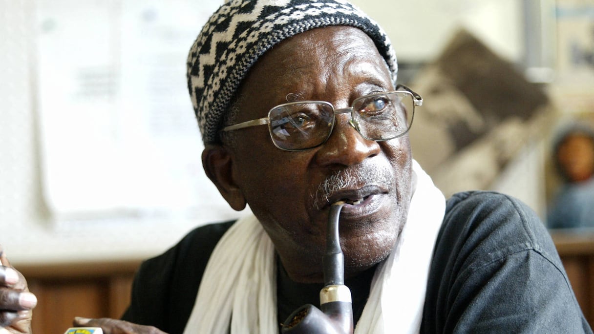 Le réalisateur Sénégalais Ousmane Sembène dans son bureau a Dakar en 2005.