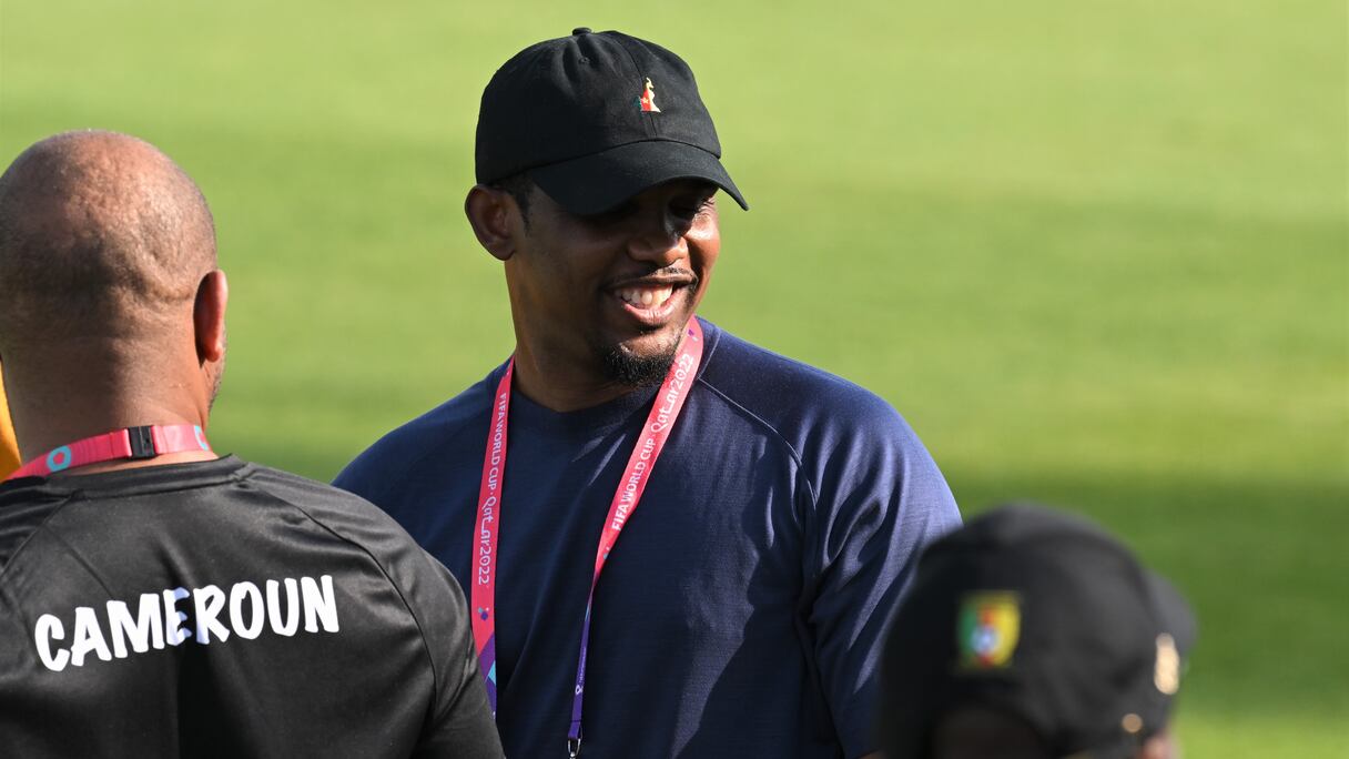 Le président de la Fédération camerounaise de football et ancien joueur Samuel Eto'O fils assiste à une séance d'entraînement le 27 novembre 2022 au Al Sailiya SC à Doha à la veille d'un match de football de la Coupe du monde Qatar 2022 entre le Cameroun et la Serbie.