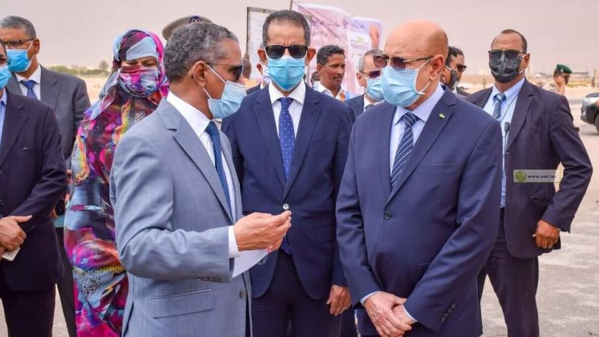 Le ministre de la Santé Mohamed Nedhirou Hamed expliquant au président Mohamed Cheikh El-Ghazouani les mesures prises lors de la première vague du Covod-19.
