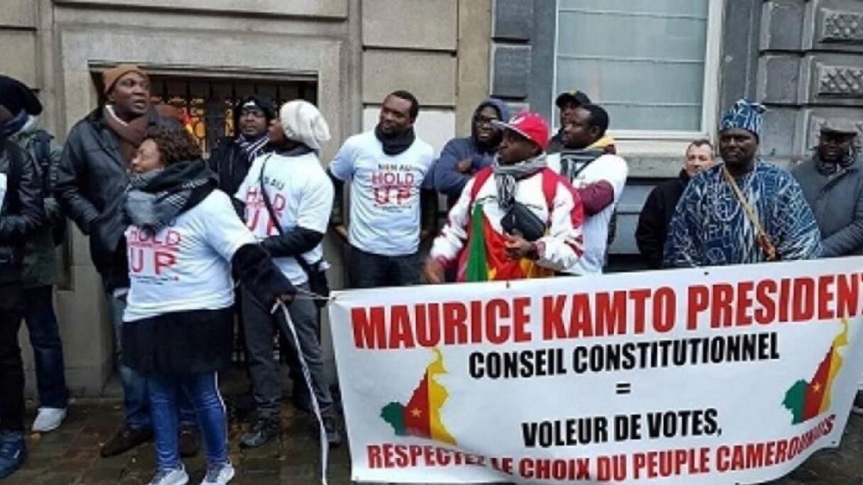 Des activistes, réputés proches de l’opposant Maurice Kamto, à l'intérieur de l'ambassade du Cameroun en Allemagne.