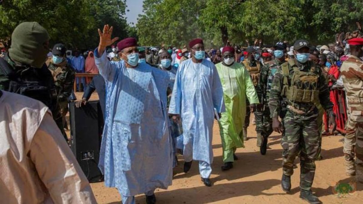 Le Président de la République était ce samedi 06 novembre 2021 à Banibangou, dans la région de Tillabéri, où il est allé exprimer sa compassion aux populations victimes des attaques terroristes dont la dernière en date, le mardi dernier, qui a fait 69 victimes civiles.