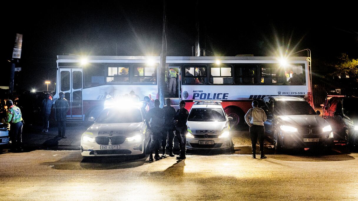 Des véhicules du département de police du métro de Johannesburg (JMPD) et du service de police d'Afrique du Sud (SAPS) à Johannesburg, lors de l'opération conjointe O Kae Molao visant à lutter contre le niveau élevé de criminalité dans la région, le 22 octobre 2022.