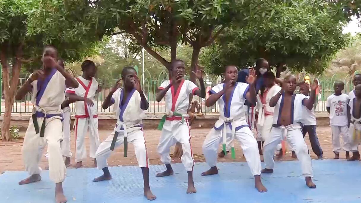 Des jeunes pratiquant des sports de combats.