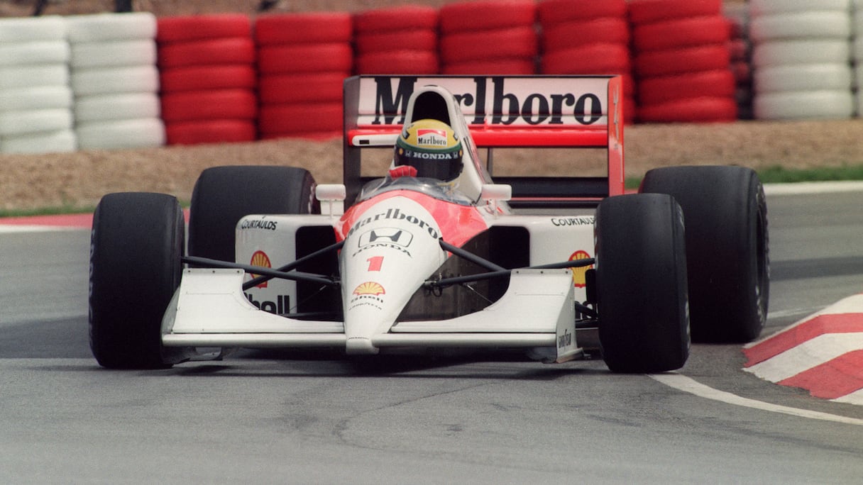 Le pilote brésilien champion du monde Ayrton Senna prend un virage au volant de sa McLaren-Honda lors des premiers essais du Grand Prix d'Afrique du Sud, le 28 février 1992