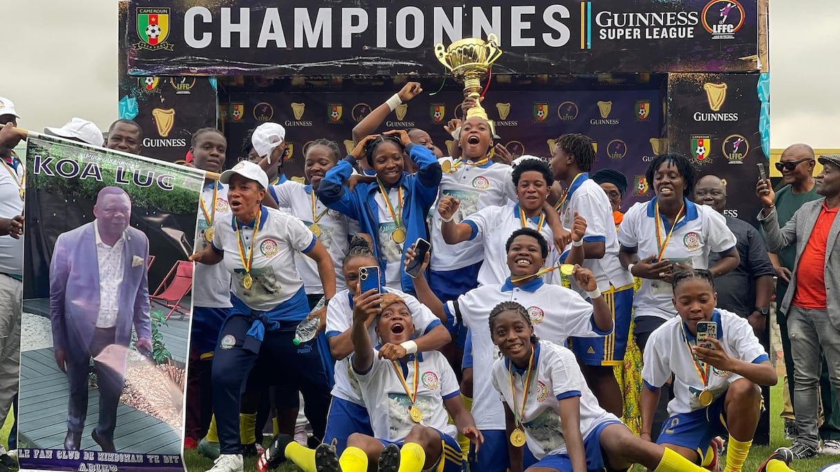 Les joueuses de Lékié Football Filles célébrant leur Coupe du Cameroun 2024.