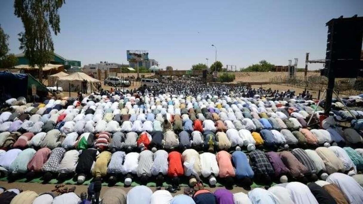 Des manifestants soudanais participent à la prière hebdomadaire du vendredi 17 mai 2019.