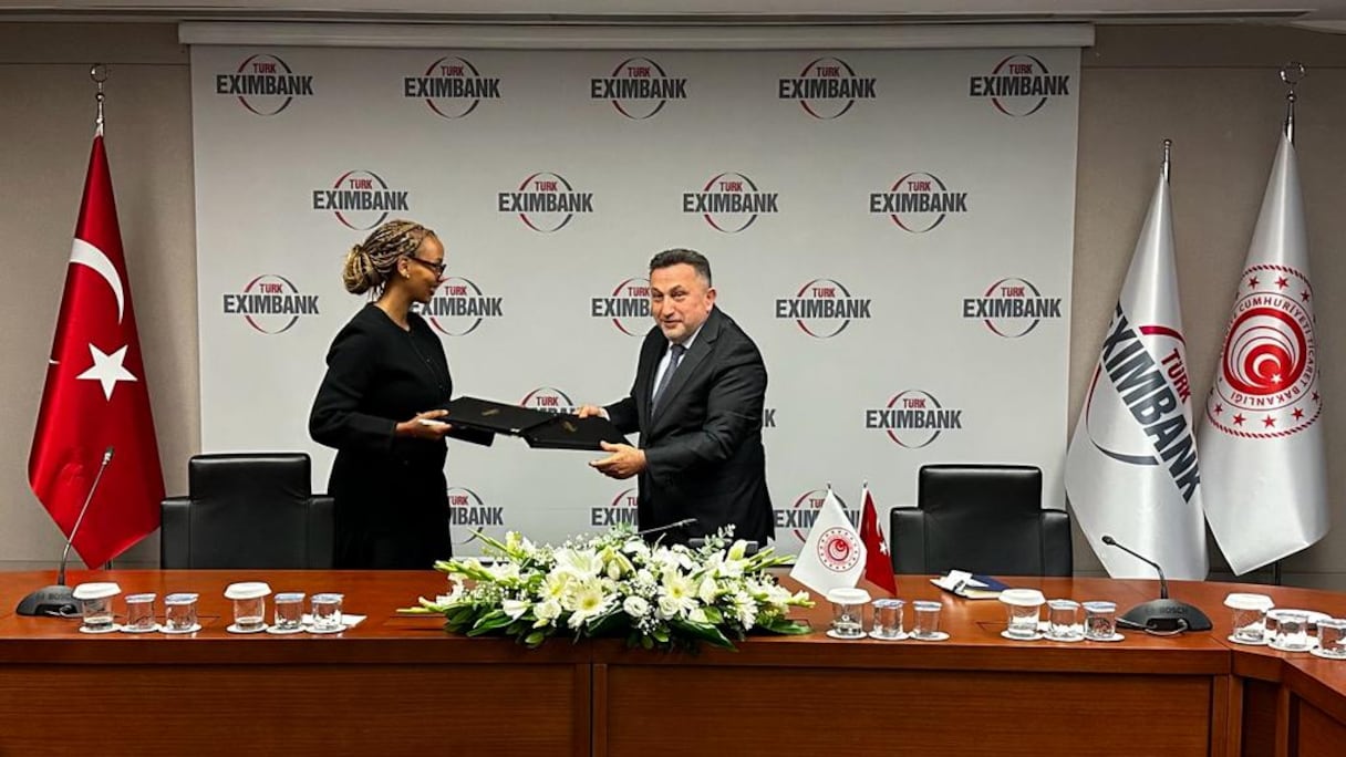 Samaila Zubairu, présidente-directrice générale de AFC et Ali Güney, PDG de Türk Eximbank.
