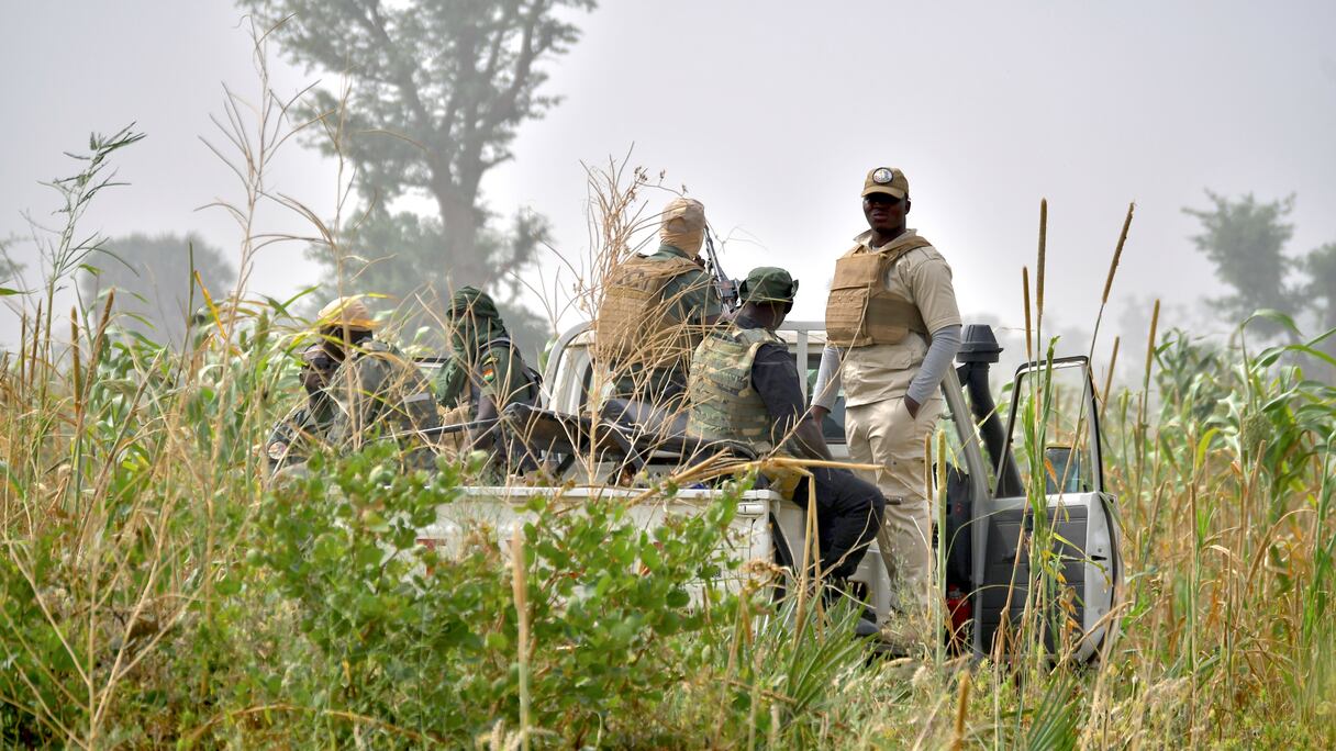 Une patrouille militaire nigérienne de l'opération «Faraouta Bouchia», qui lutte contre les bandes armées patrouille dans la région de Maradi, près de la frontière avec le Nigeria, le 2 novembre 2022.