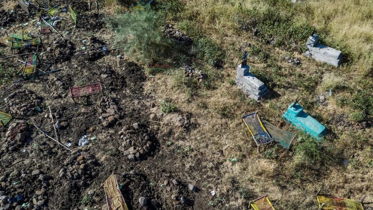 Vue aérienne d'un cimetière supposé être le lieu d'enterrement des victimes des massacres de Mai-Kadra.