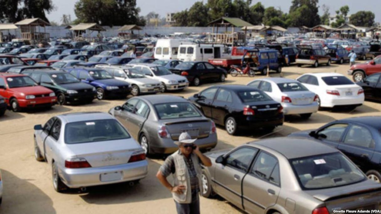 Marché de véhicules d'occasion.