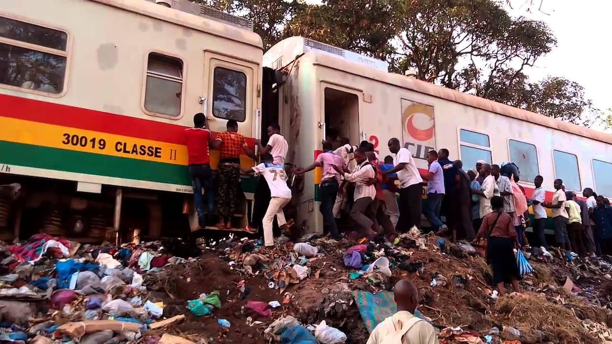 Lassés des coupures de courant, les manifestants s'en sont pris au Conakry Express.