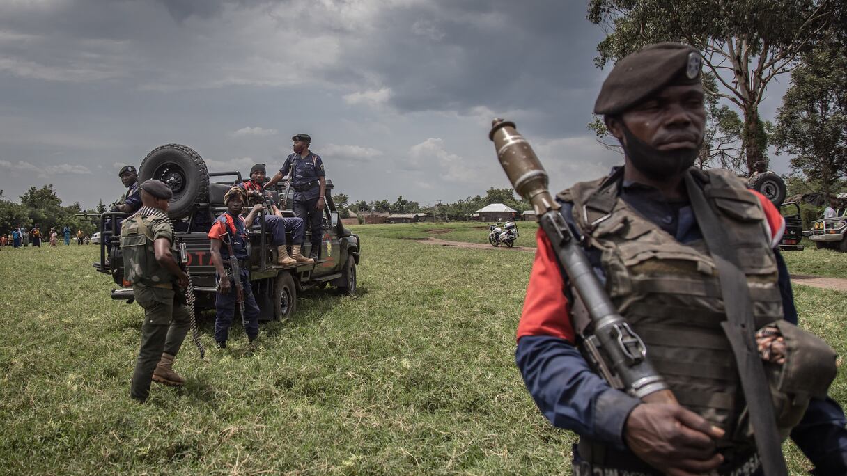 Un soldat des forces armées de la République démocratique du Congo tient son arme lors d'une patrouille de sécurité autour de l'aérodrome de Kiwanja quelques jours après des affrontements avec les rebelles du M23 à Rutshuru, le 3 avril 2022 .