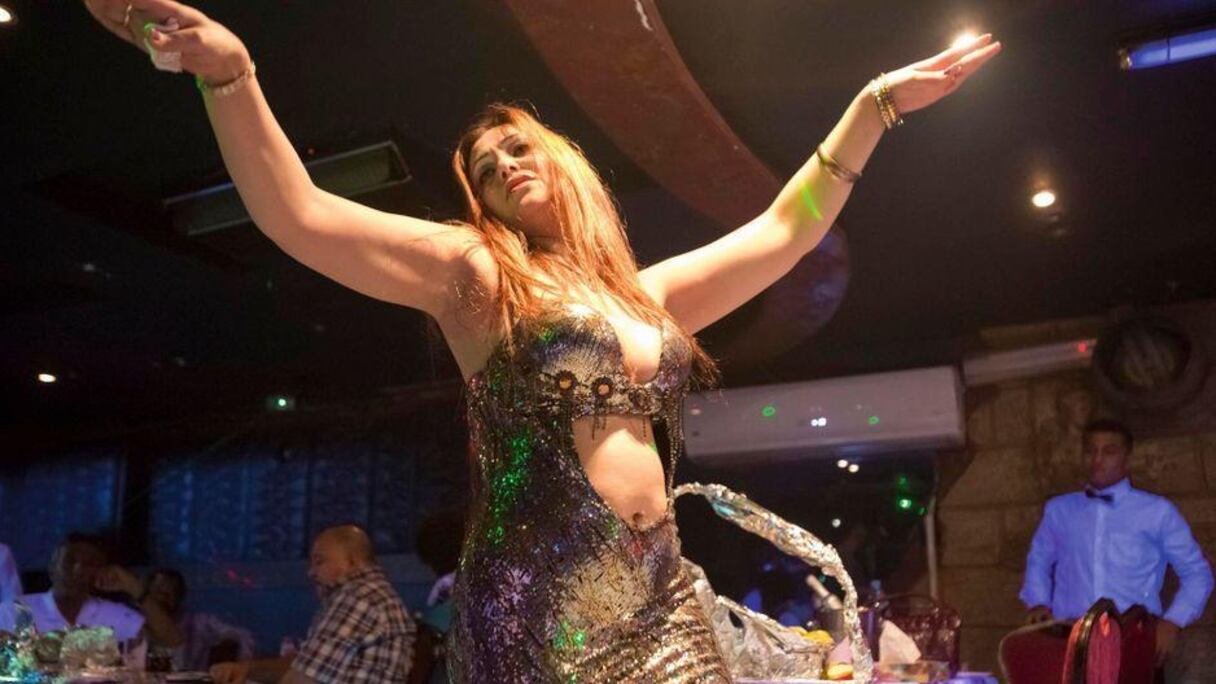 Au Palmyra, un club populaire du centre du Caire, des danseuses, issues de banlieue ou de la campagne, se succèdent toutes les demi-heures.