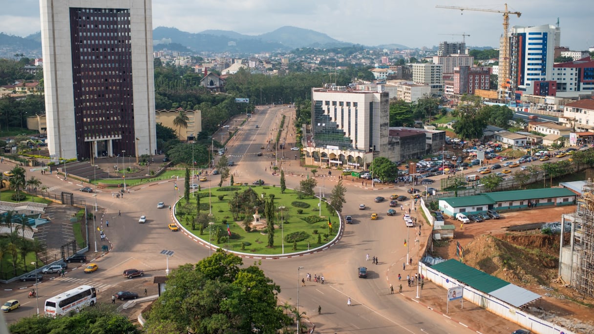 Cette photo prise le 22 novembre 2019 montre une vue générale du centre-ville de Yaoundé avant le sommet extraordinaire de la Communauté économique et monétaire de l'Afrique centrale (CEMAC), à Yaoundé, la capitale du Cameroun.