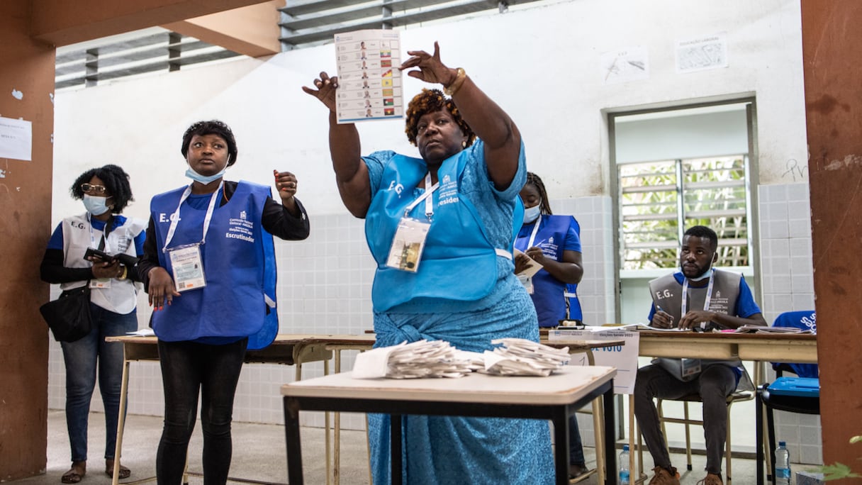 Dépouillement des votes en Angola, lors du scrutin d'août 2022.