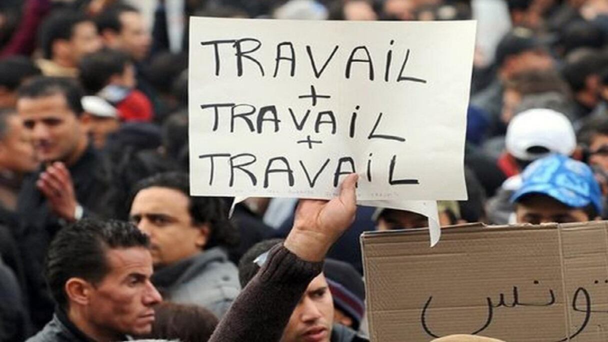Face au chômage des jeunes et pour calmer la rue, le gouvernement tunisien et les entreprises publiques ont recruté à tour de bras.