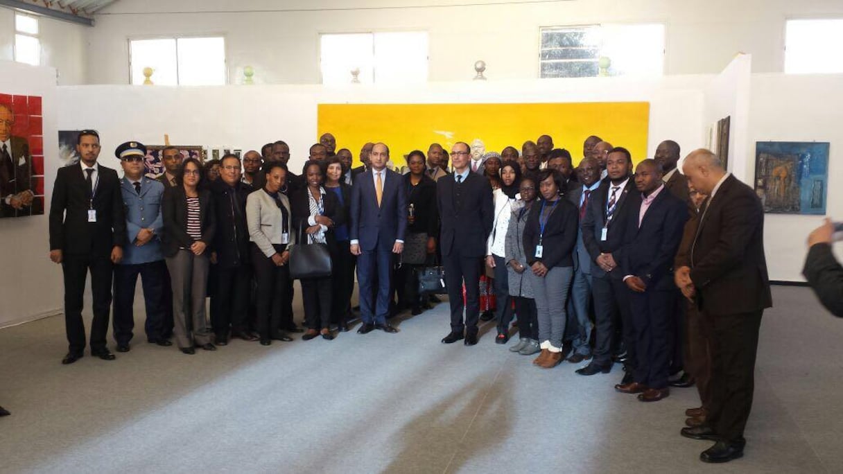 Mohamed Methqal, Ambassadeur directeur général de l'AMCI, avec des responsables de l'ADII et des inspecteurs de douane des pays africains en formation au Maroc.