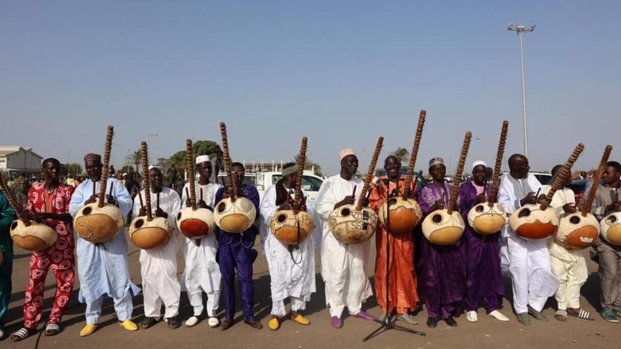 Ici, des joueurs de kora. Cet instrument de musique comporte 21 cordes et est joué par la caste des griots qui sont les gardiens de la tradition et la mémoire des peuples d'Afrique de l'Ouest.