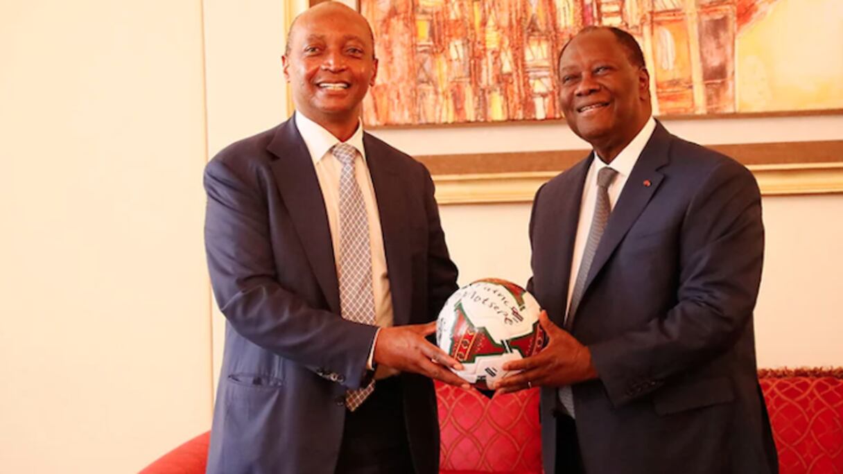 Le président de la Confédération africaine de football, Patrice Motsepe, et le président ivoirien, Alassane Ouattara.