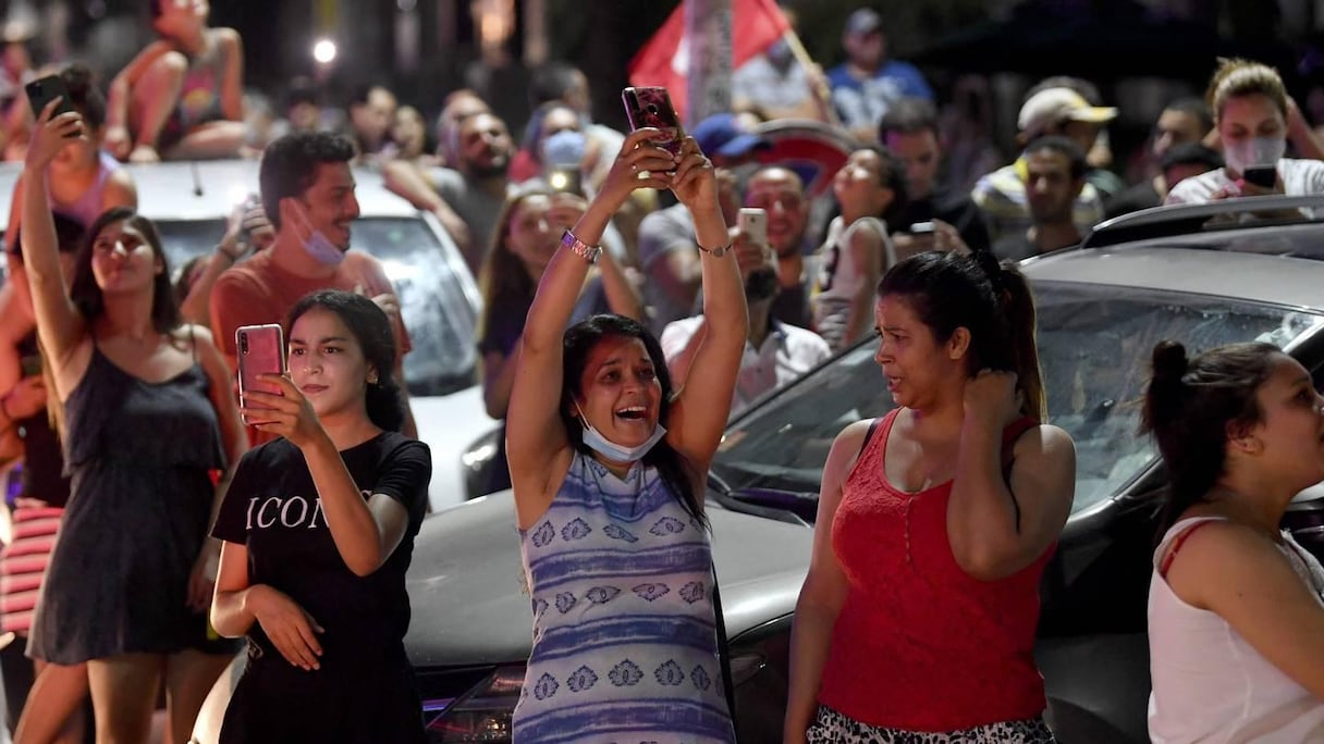 Des manifestants devant le parlement tunisien.