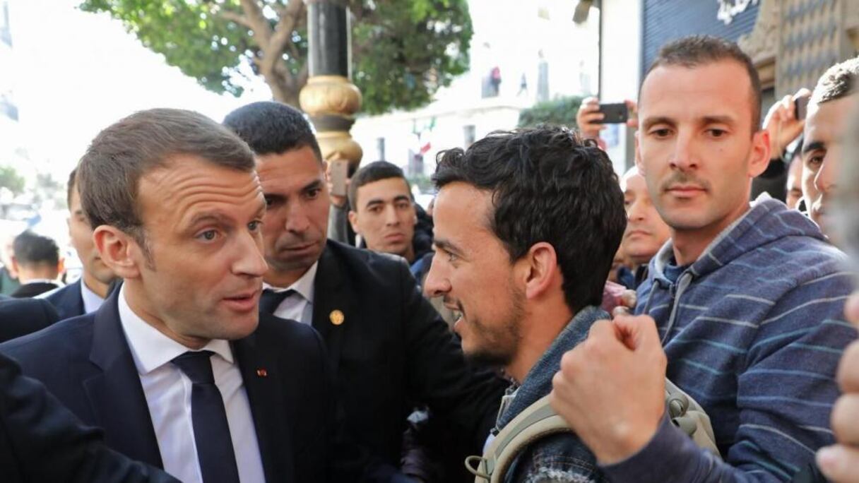 Emmanuel Macron ne veut plus qu'on lui rabâche les oreilles avec l'histoire coloniale, c'est pourquoi il a choisi de s'adresser aux jeunes.
