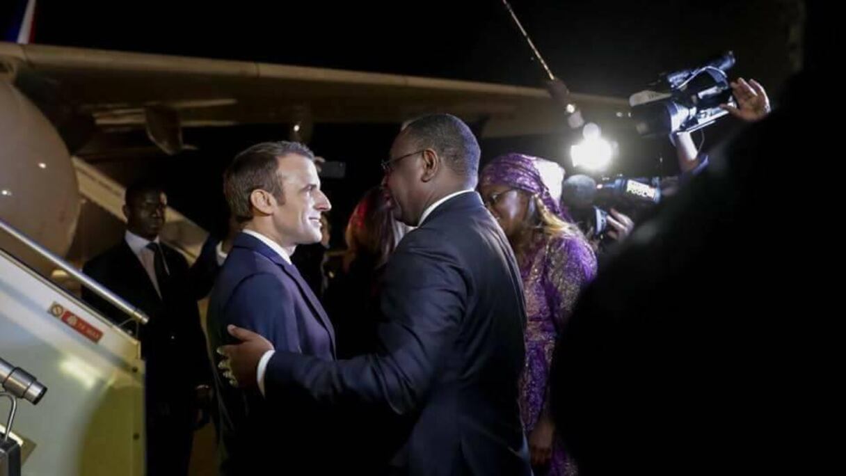 Emmanuel Macron et Macky Sall se font face pour affronter le passé du Sénégal et de la France et essayer de bâtir un avenir commun, à travers l'éducation et la coopération économique. Avec la France en Afrique, le business n'est jamais loin. Macron compte consolider la présence des entreprises françaises au Sénégal, notamment avec le marché juteux du Train express régional (TER), qui affiche déjà le triste record du kilomètre de voie ferrée le plus coûteux du continent.
