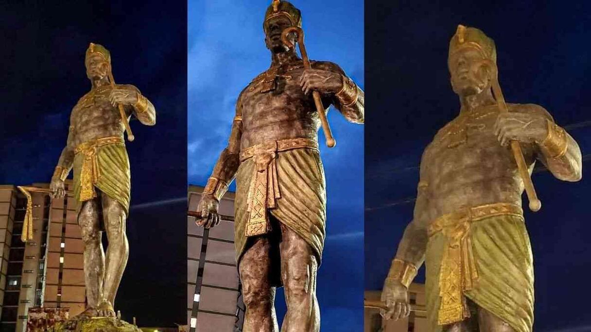 La statue géante du pharaon égyptien Sheshonq 1er à Tizi-Ouzou (Algérie).