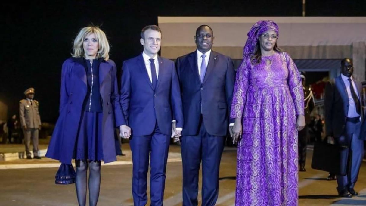 Brigitte et Emmanuel Macron sont arrivés à Dakar pour la première visite d'Etat du président français. Ils assisteront avec plusieurs autres dirigeants de la planète à la conférence pour le financement de l'éducation, l'un des moments forts de ce voyage au pays de la Teranga. Ils se rendront également à Saint-Louis du Sénégal pour constater les ravages du réchauffement climatique sur l'érosion maritime.