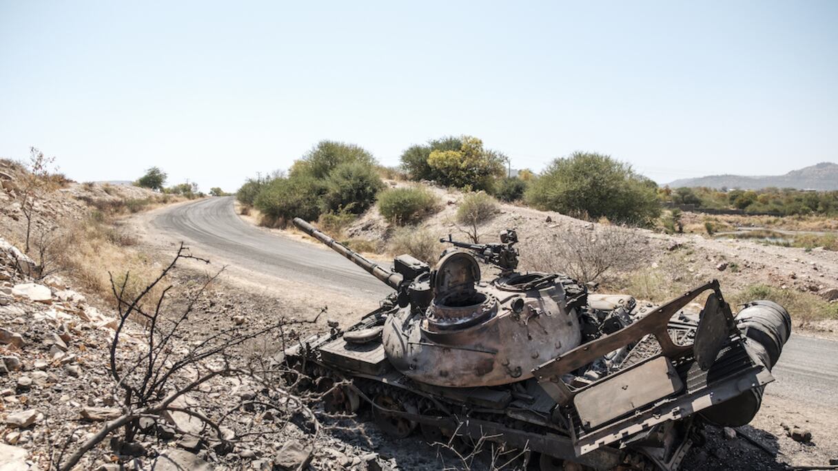 Un tank abandonné sur la route à Humera, le 20 novembre 2020.