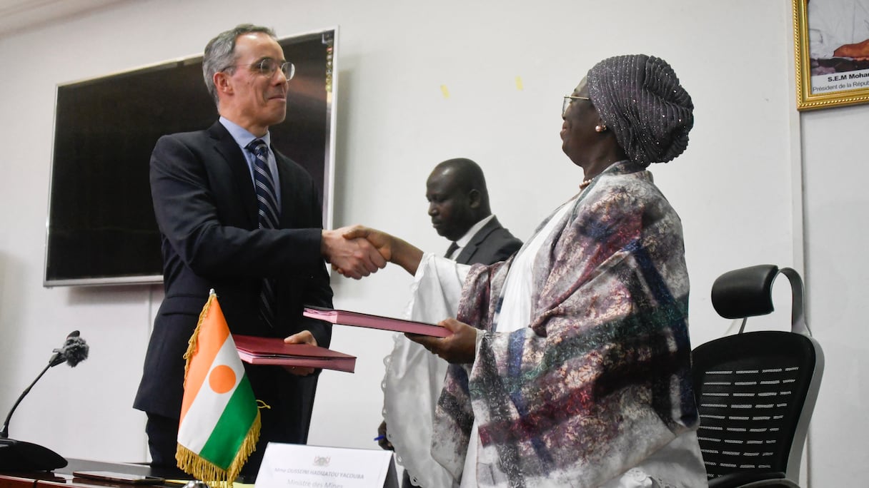 Nicolas Maes, PDG de l'entreprise nucléaire française Orano, et la ministre nigérienne des Mines Hadiza Ousseini après la signature d'un accord sur l'exploitation de l'uranium à Niamey le 4 mai 2023.