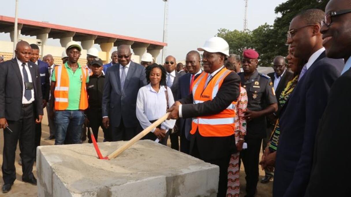 Le premier ministre Kablan Duncan donnant le coup d'envoi des travaux d'infrastructures.