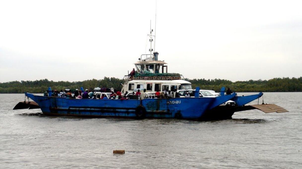 Ce ferry vieux de plusieurs décennies, a longtemps assuré la traversée du fleuve Gambie. Il sera remplacé par un pont qui sera livré dans 30 mois.