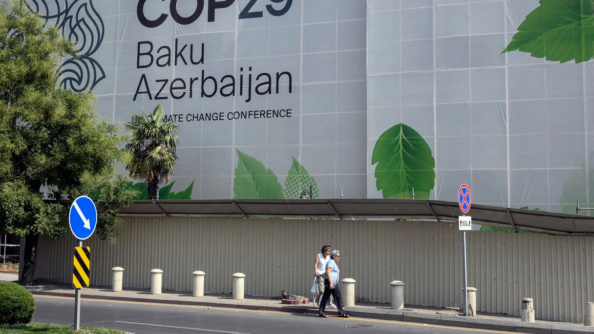 L'image de marque de la conférence sur le climat COP29 couvre la façade d'un bâtiment en cours de rénovation dans la capitale azerbaïdjanaise de Bakou, le 11 septembre 2024