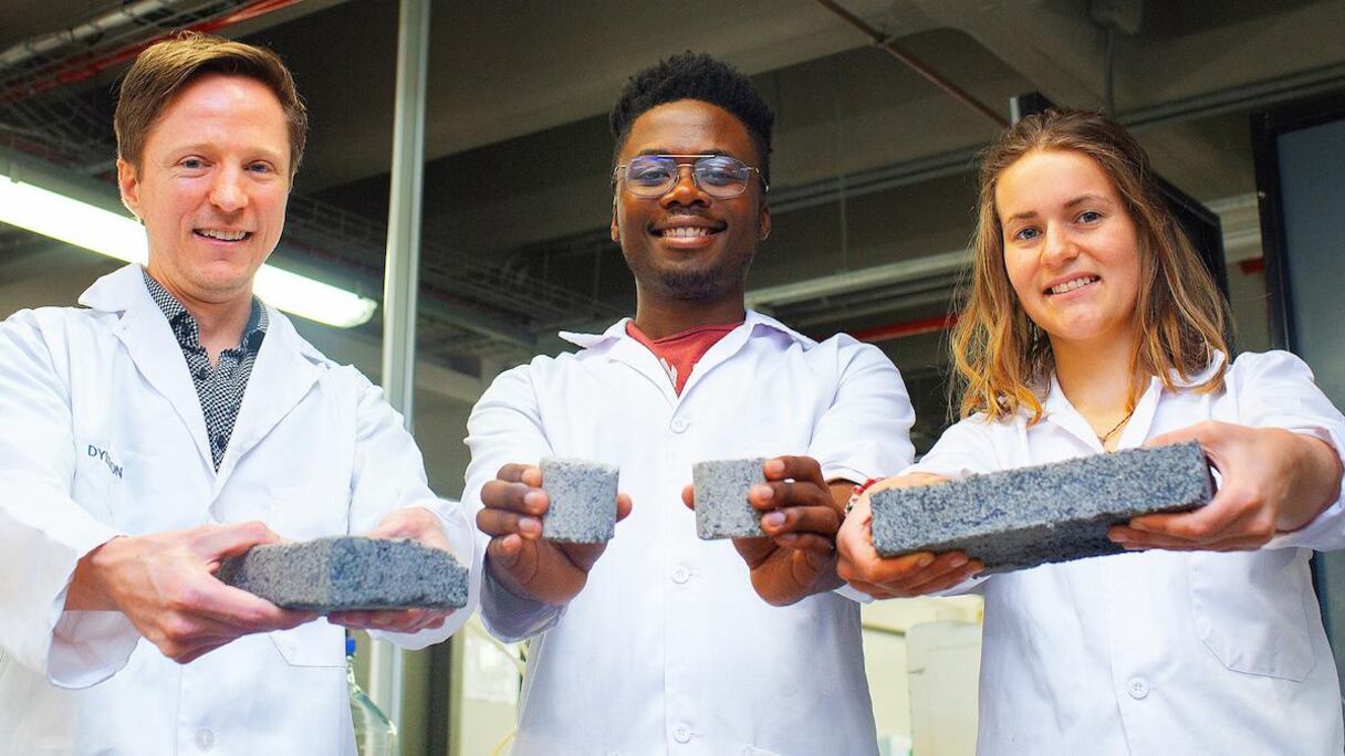 De gauche à droite, Suzanne Lambert, le professeur Dyllon Randall et Vukheta Mukhari, qui ont développé la première "bio-brique" au monde fabriquée à partir d'urine humaine, dans leur laboratoire du département de génie civil à l'Université du Cap en Afrique du Sud, le 2 novembre 2018