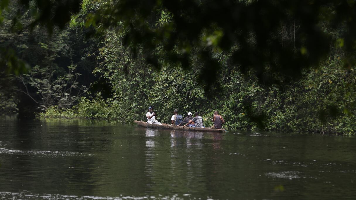 Traversée de la rivière Libumba en canoë