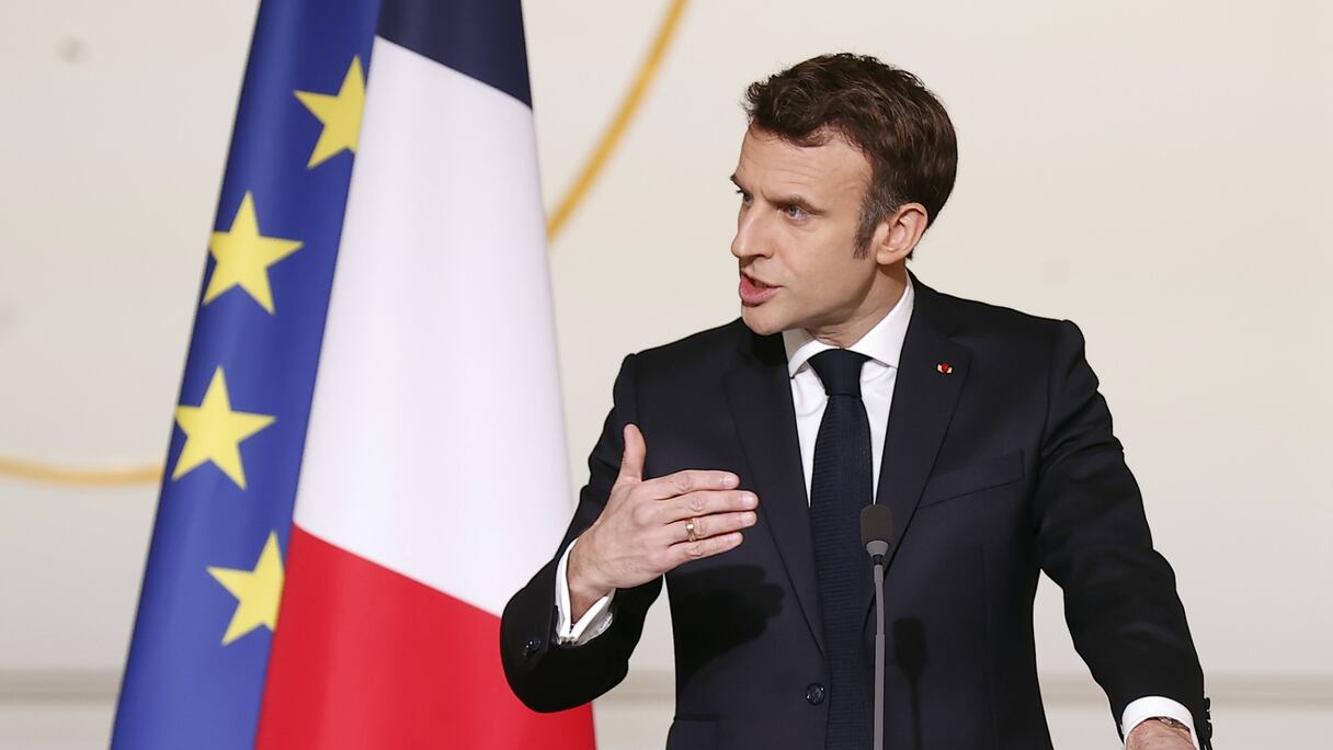 Le président français Emmanuel Macron fait des gestes lors d'une conférence de presse conjointe avec le président ghanéen Addo, le président sénégalais Sall et le président du Conseil européen Michel (tous invisibles) sur l'engagement de la France dans la région du Sahel, au palais présidentiel de l'Elysée, à Paris le 17 février.