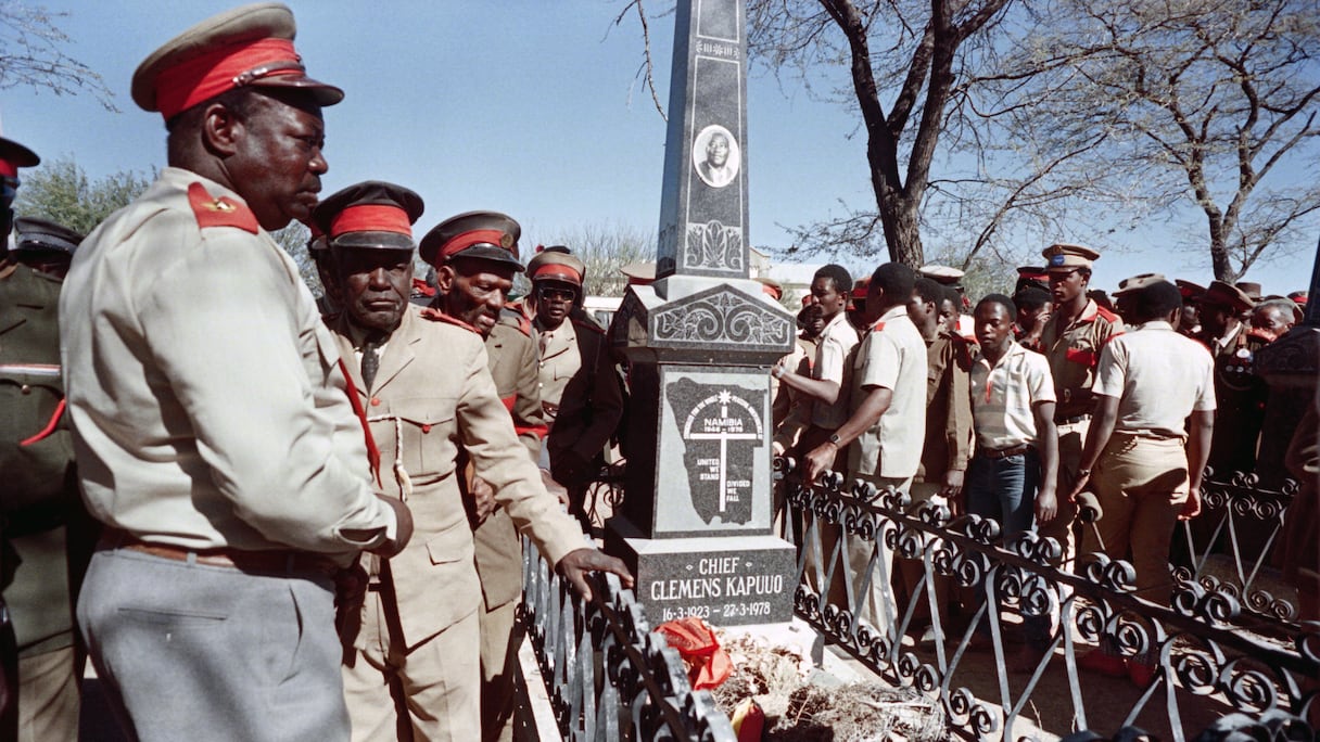 Les soldats Herero rendent hommage aux héros de guerre tombés lors d'une procession tenue à Okahandja, le 27 août 1989 lors de la commémoration du massacre des groupes ethniques par les Allemands lorsque les peuples Herero et Nama se sont rebellés contre la domination coloniale allemande entre 1904 et 1908.