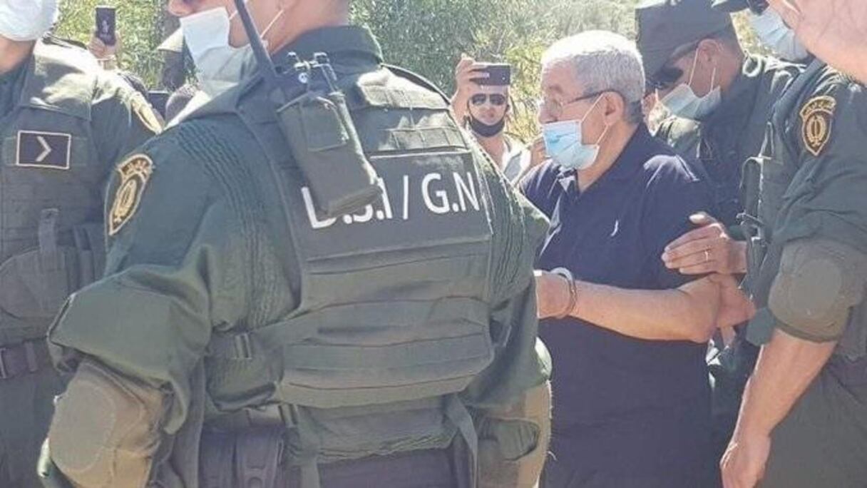 L'ancien Premier ministre Ahmed Ouyahia menotté à l'enterrement de son frère Laïfa Ouyahia, le lundi 22 juin 2020.