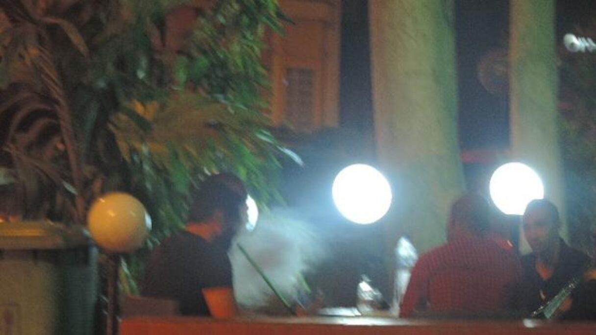 Dans ce restaurant chic, Guinéens et étrangers consomment la Chicha au vu de tous.