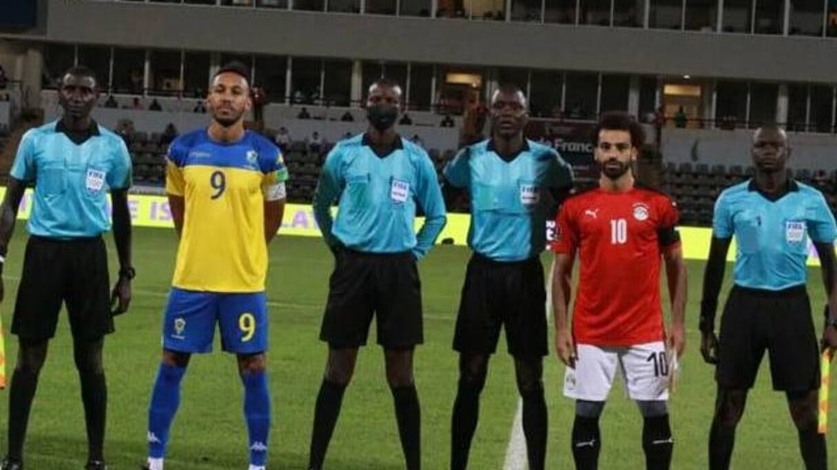 Présentation des arbitres et des deux capitaines lors du match Gabon-Egypte à Libreville, dimanche 5 septembre 2021.