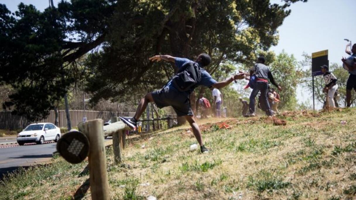 Etudiants sud-africains affrontant les forces de l'ordre.