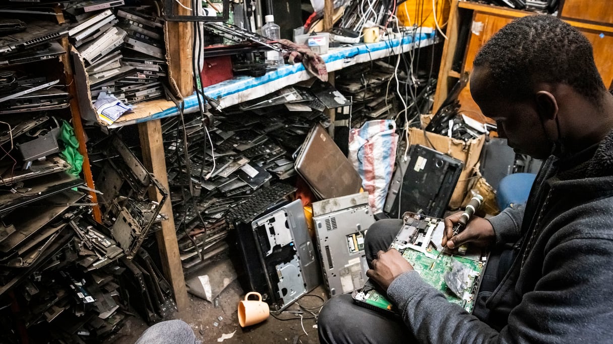 Une unité de recyclage de déchets électroniques au Kenya.