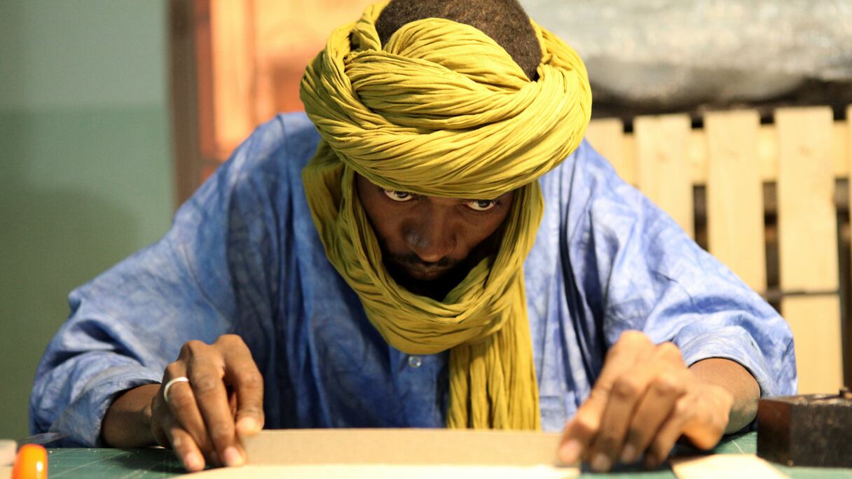Photo prise le 28 janvier 2015 montrant Jidou Ag Taya, fabriquant des boites de conservation des manuscrits a l'Institut Ahmed Baba a Bamako . AFP PHOTO / SEBASTIEN RIEUSSEC