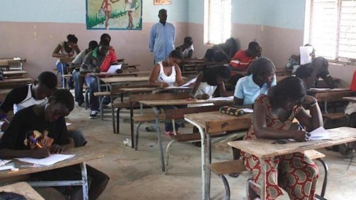 Des élèves se penchant sur leurs epreuves